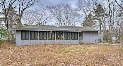 Idyllic Northport Cottage, Walk to Lakeside!