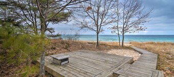 Idyllic Northport Cottage, Walk to Lakeside!
