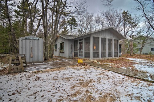 Idyllic Northport Cottage, Walk to Lakeside!