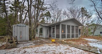 Idyllic Northport Cottage, Walk to Lakeside!