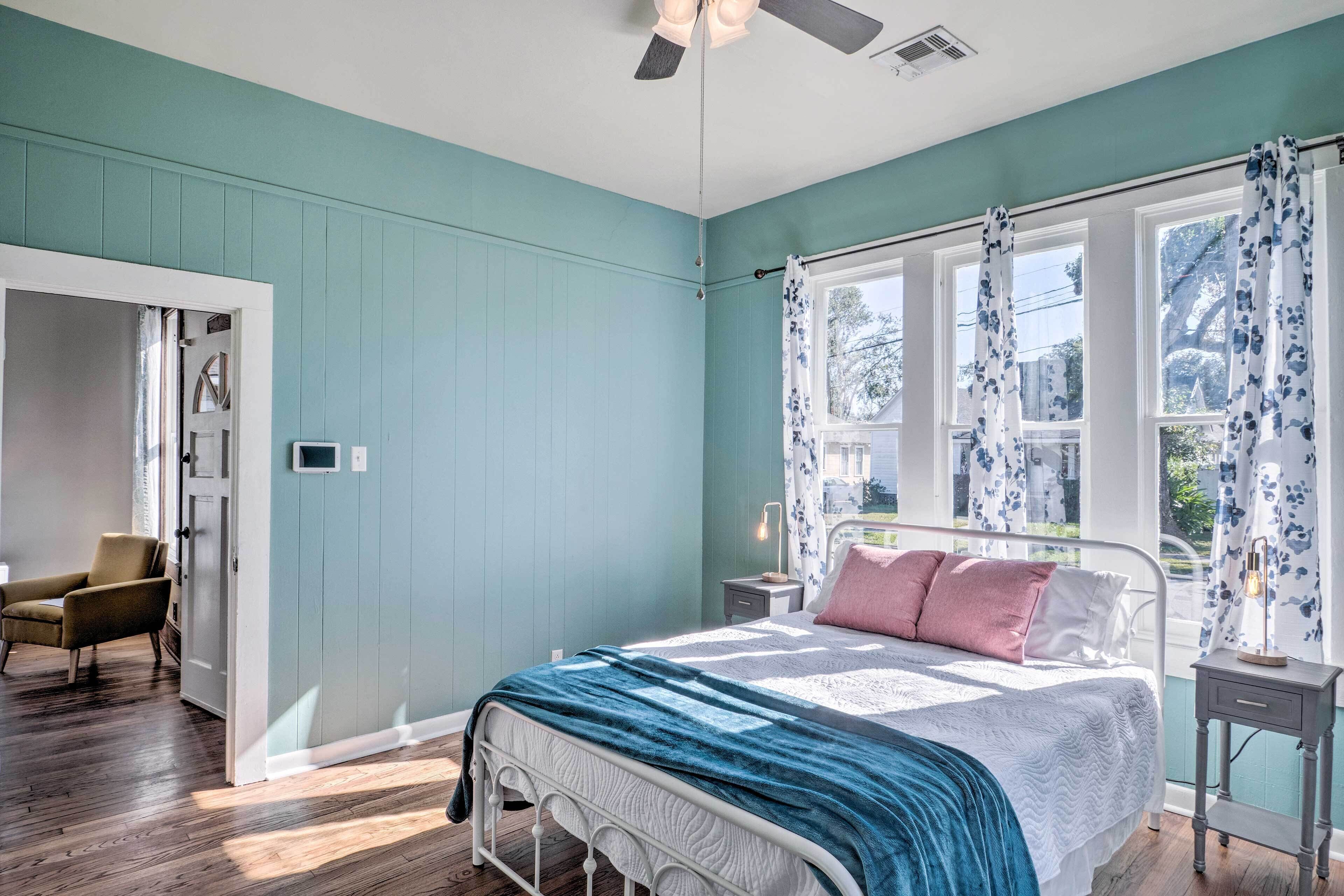 Lake Charles Cottage w/ Fireplace & Yard!