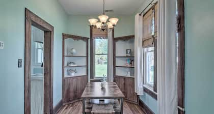 Lake Charles Cottage w/ Fireplace & Yard!