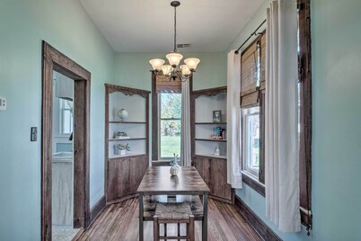 Lake Charles Cottage w/ Fireplace & Yard!