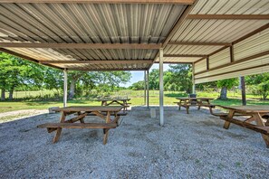 Interior - Lake Fork Getaway: Tiny Home in Alba w/ Bbq! (Alba)