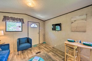Interior - Lake Fork Getaway: Tiny Home in Alba w/ Bbq! (Alba)