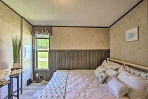 House (1 Bedroom) | Interior - Lake Fork Getaway: Tiny Home in Alba w/ Bbq! (Alba)