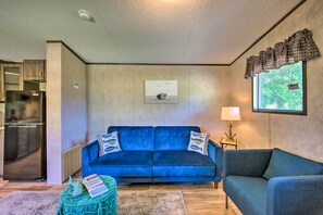 Interior - Lake Fork Getaway: Tiny Home in Alba w/ Bbq! (Alba)