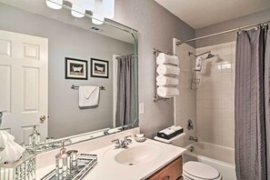 House (3 Bedrooms) | Interior - Home w/ Patio, Mins to Seaworld+lackland Afb! (San Antonio)