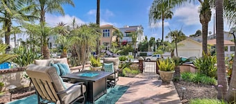 Oceanside Home w/ Rooftop Patio, Walk to Beach!