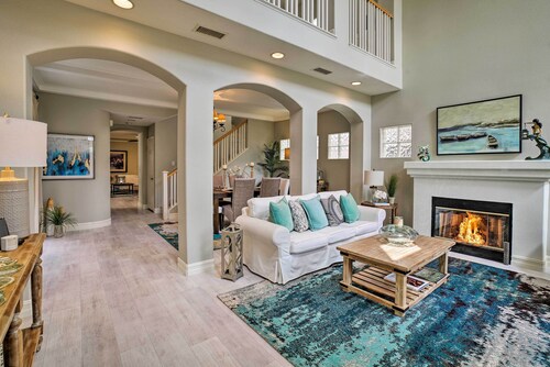 Oceanside Home w/ Rooftop Patio, Walk to Beach!