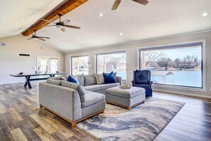 Fernseher, Kamin, Tischtennisplatte