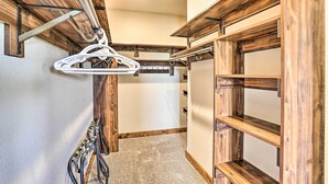 Un couloir aux murs en bois, avec un porte-manteau et un cintre en métal.