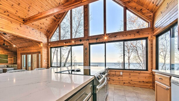 Una cocina moderna con ventanas amplias, una isla central y vistas al exterior.