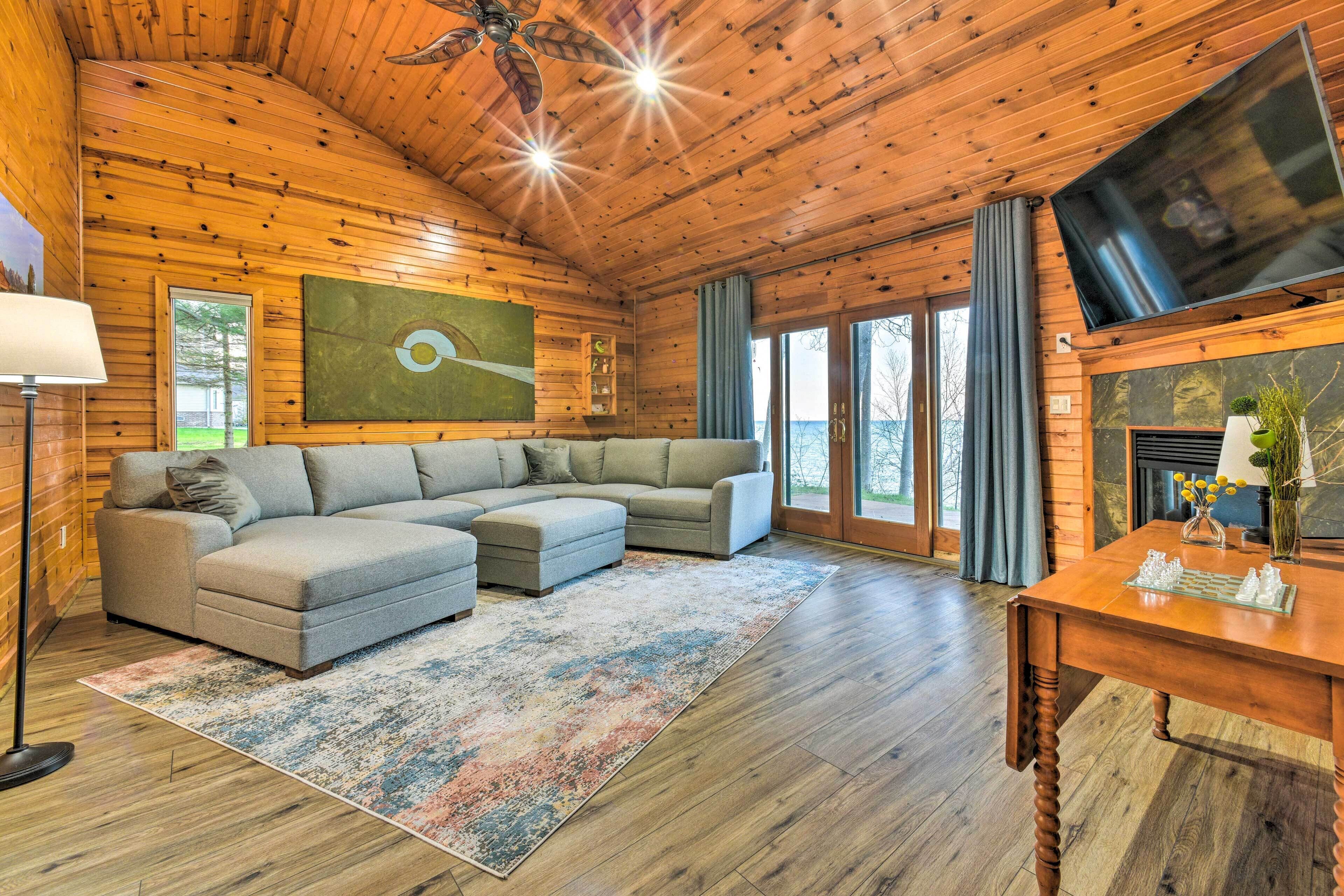 Lakefront Applegate Retreat w/ Private Beach!