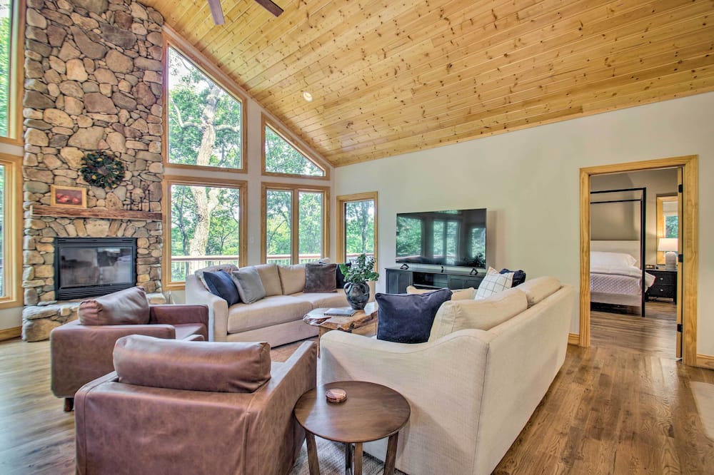 Luxe Wintergreen Resort Escape w/ Hot Tub! - Wintergreen Resort, VA