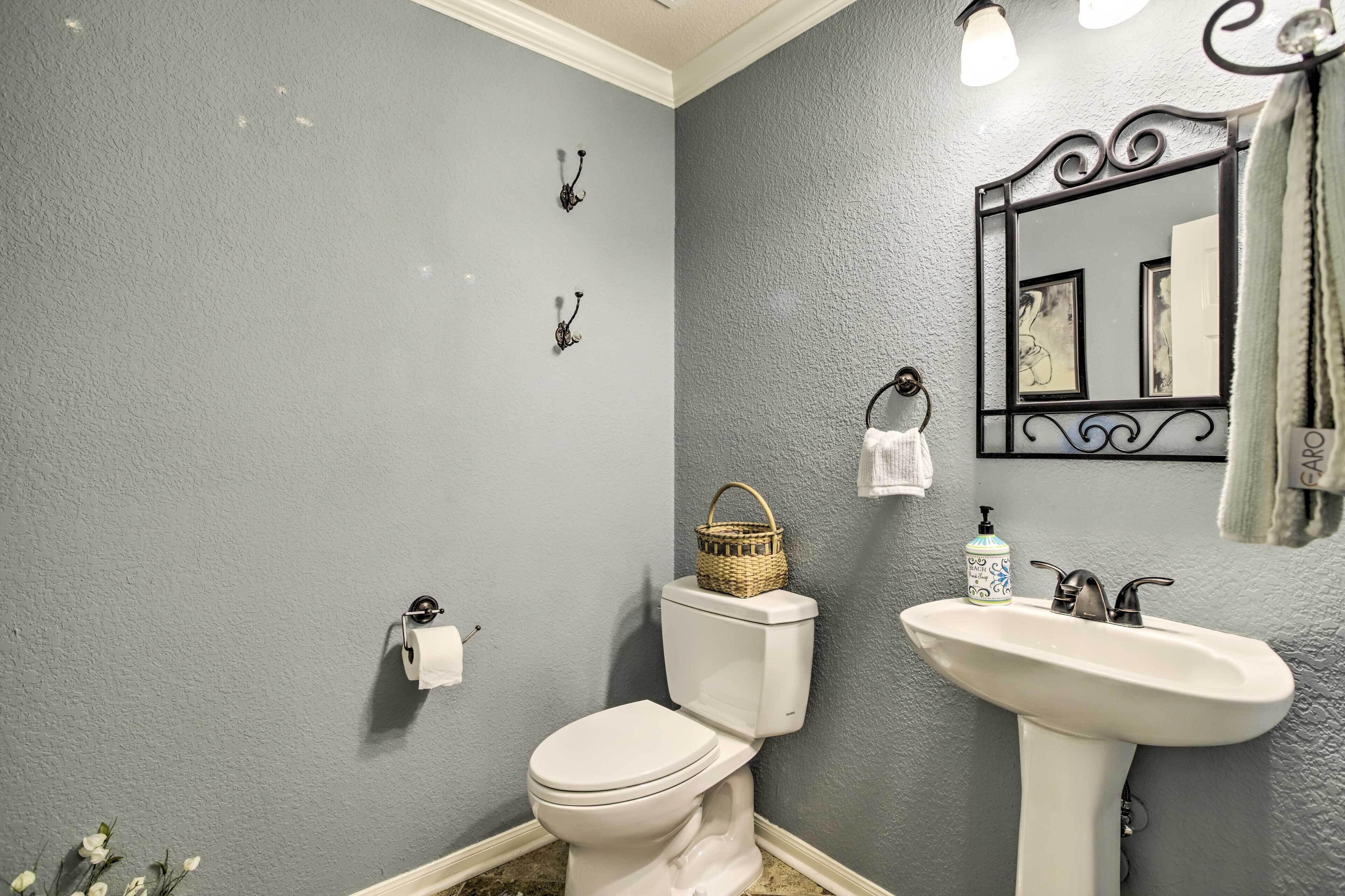 Un baño con inodoro, lavabo y espejo.