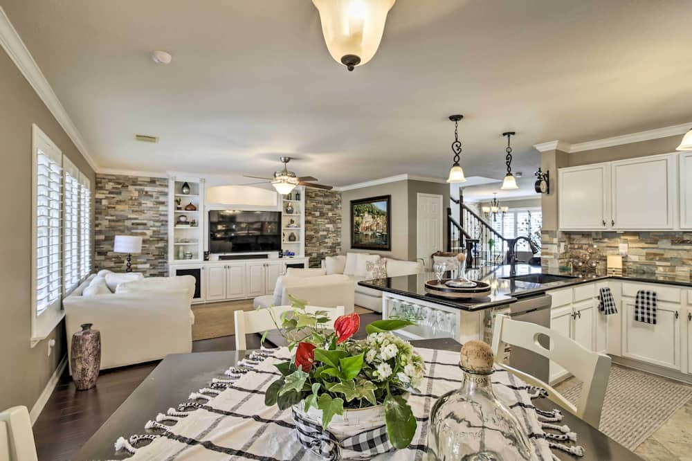 Luxe Home 30 Miles to Houston w/ Pool & Grill - Hufsmith, TX