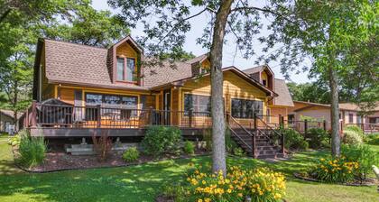 Large Home on Lake Edward w/ Deck & Fire Pit!