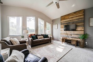 House (3 Bedrooms) | Living area | Books