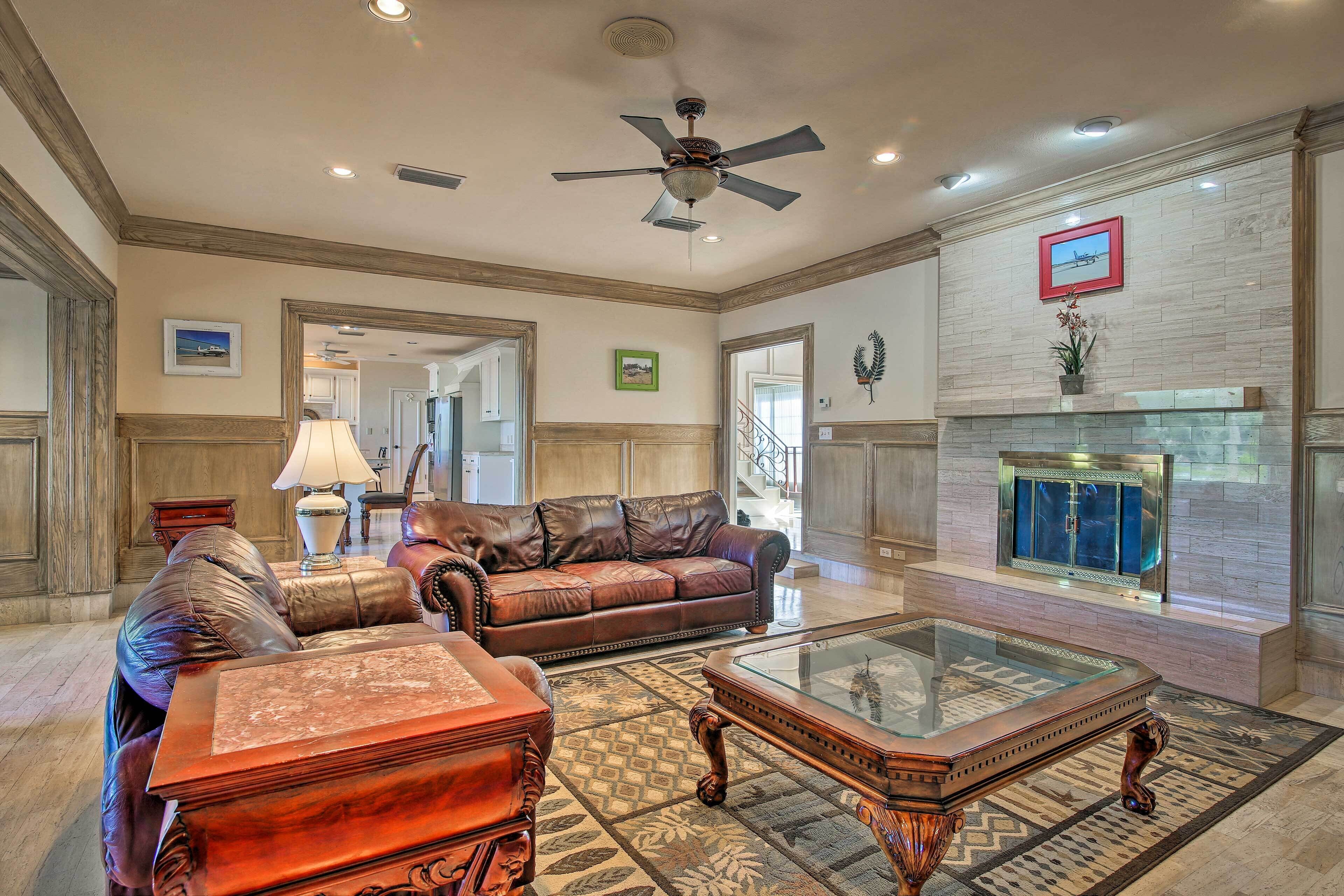 House (6 Bedrooms) | Interior