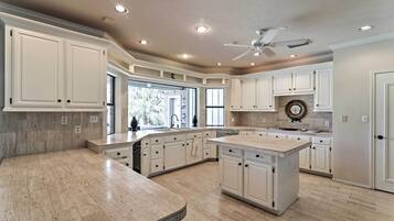 House (6 Bedrooms) | Interior