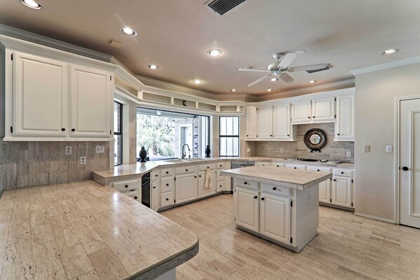 Interior - Private Pool: Lakefront Harlingen Home (Harlingen)