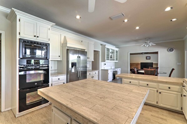 House (6 Bedrooms) | Interior - Private Pool: Lakefront Harlingen Home (Harlingen)