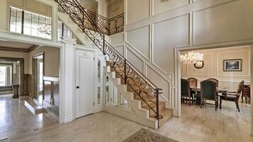 House (6 Bedrooms) | Interior