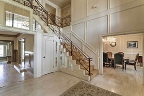 House (6 Bedrooms) | Interior