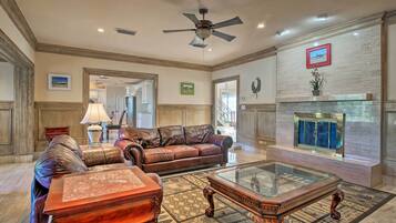 House (6 Bedrooms) | Interior