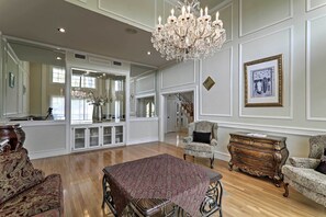 House (6 Bedrooms) | Interior