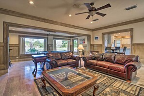 House (6 Bedrooms) | Interior