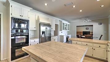 House (6 Bedrooms) | Interior