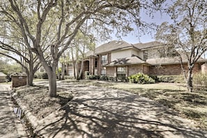 House (6 Bedrooms) | Interior