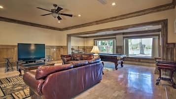 House (6 Bedrooms) | Interior