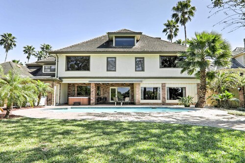 Private Pool: Lakefront Harlingen Home