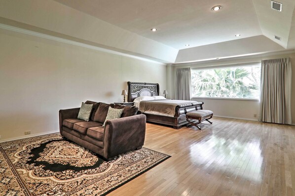 House (6 Bedrooms) | Interior