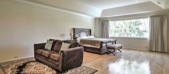 Pool & Hot Tub: Lakefront Harlingen Home