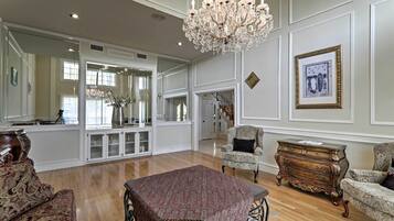 House (6 Bedrooms) | Interior