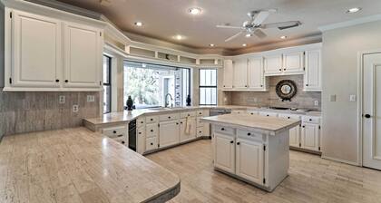 Pool & Hot Tub: Lakefront Harlingen Home