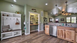 Una cocina con armarios de madera, un banco empotrado con espacio de almacenamiento y una zona de comedor con ventana.