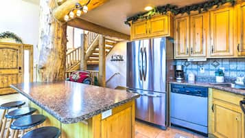 House (5 Bedrooms) | Interior