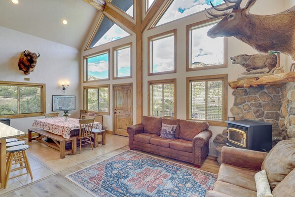 House (5 Bedrooms) | Interior