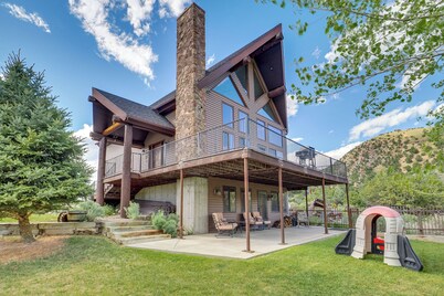 Rustic Sterling Cabin: Walk to Palisade Lake!