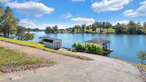 Une propriété au bord du lac, dotée d’un quai, d’un petit abri de jardin et d’un belvédère.