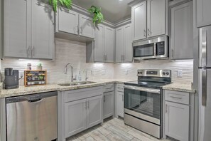 Apartment (1 Bedroom) | Interior - Private Patio: Edinburg Couple's Retreat! (Edinburg)