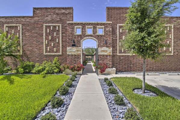 Apartment (1 Bedroom) | Interior - Private Patio: Edinburg Couple's Retreat! (Edinburg)