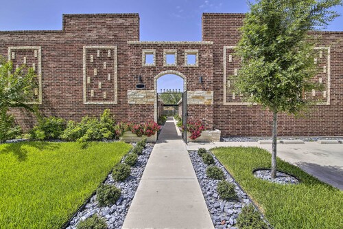 Private Patio: Edinburg Couple's Retreat!