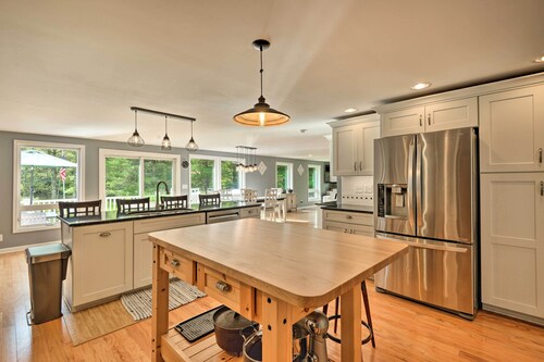 Peaceful Home w/ 11 Acres, Creek & Fire Pit!