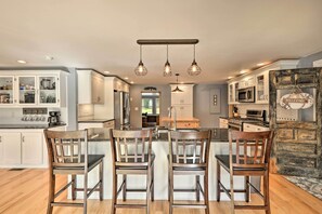 Huis (6 Bedrooms) | Privékeuken | Een microgolfoven, een oven, een kookplaat, een vaatwasser